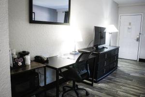 Televiisor ja/või meelelahutuskeskus majutusasutuses La Quinta Inn by Wyndham Cocoa Beach-Port Canaveral