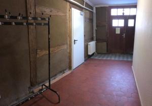 una habitación vacía con puerta y suelo en Altes Pfarrhaus Brüssow, en Brüssow