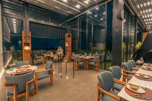 Restoran või mõni muu söögikoht majutusasutuses Radisson Resort and Spa Lonavala
