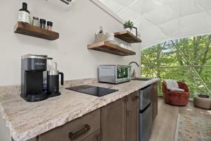 Köök või kööginurk majutusasutuses Gorgeous Dome with Breathtaking Landscape Views in North Carolina