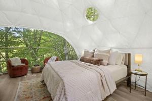 Voodi või voodid majutusasutuse Gorgeous Dome with Breathtaking Landscape Views in North Carolina toas
