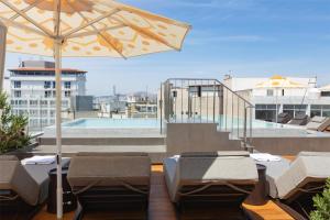 Adia Aluma Athens, Curio Collection By Hilton的阳台或露台