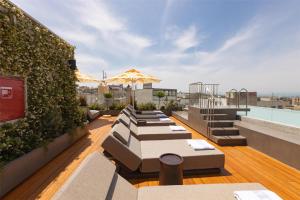 Adia Aluma Athens, Curio Collection By Hilton内部或周边的泳池