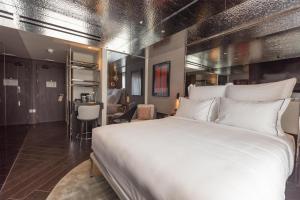 Adia Aluma Athens, Curio Collection By Hilton客房内的一张或多张床位