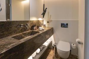 Adia Aluma Athens, Curio Collection By Hilton的一间浴室