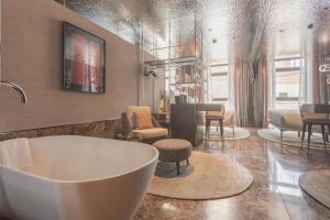 Adia Aluma Athens, Curio Collection By Hilton的休息区