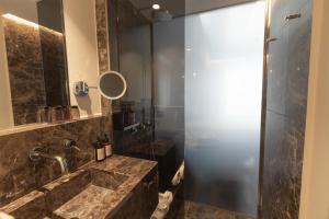 Adia Aluma Athens, Curio Collection By Hilton的一间浴室