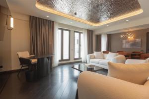 雅典Adia Aluma Athens, Curio Collection By Hilton的带沙发、桌子和椅子的客厅