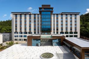 Un gran edificio con una torre de reloj en la parte superior. en La Quinta by Wyndham Suzhou Yangshan, en Suzhou