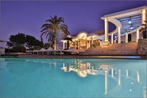 Bazén v ubytování Luxurious 6 Bedroom Villa in Ibiza City, 1079 nebo v jeho okolí