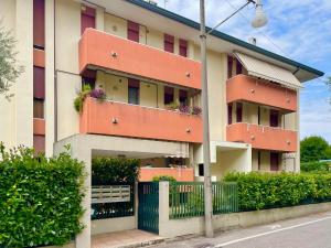 un edificio de apartamentos con flores en los balcones en A casa di cocco, en Padua