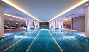 una piscina en un hotel con luces encendidas en Grand Metropark Hotel Beijing, en Beijing