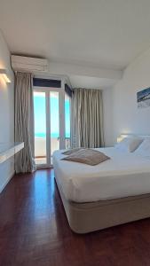 een slaapkamer met een bed met uitzicht op de oceaan bij welkome OCEAN BREEZE in Portimão