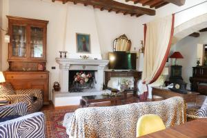a living room with a fireplace and a table at Il Mulino in Arezzo