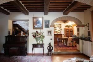 a living room with a vase of flowers on a table at Il Mulino in Arezzo