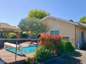 a house with a swimming pool in the yard at Villa Testarouch - Proche Bordeaux & Arcachon in Mios