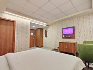 TV a/nebo společenská místnost v ubytování Oasis Inn