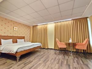 Postel nebo postele na pokoji v ubytování Oasis Inn