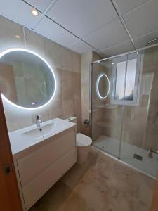 łazienka z umywalką, prysznicem i toaletą w obiekcie Benalmadena Home w mieście Benalmádena +6 zdjęć