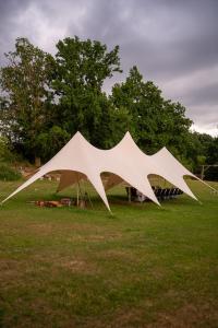 Ein Garten an der Unterkunft Glamping Hive