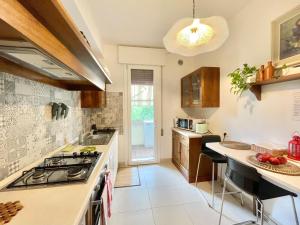 una cocina con estufa y fregadero en A casa di cocco, en Padua