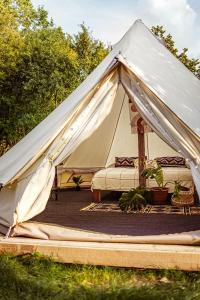 Ein Garten an der Unterkunft Glamping Hive