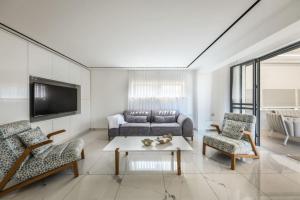 Posezení v ubytování Bright & Modern 2BR Apt with Spacious Terrace 5-min from Beach by Sea N' Rent