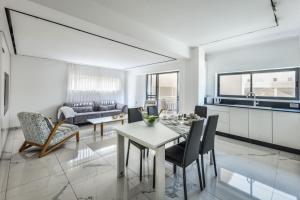 Posezení v ubytování Bright & Modern 2BR Apt with Spacious Terrace 5-min from Beach by Sea N' Rent
