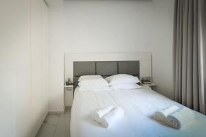 Postel nebo postele na pokoji v ubytování Bright & Modern 2BR Apt with Spacious Terrace 5-min from Beach by Sea N' Rent