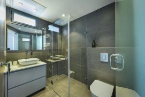 Koupelna v ubytování Bright & Modern 2BR Apt with Spacious Terrace 5-min from Beach by Sea N' Rent