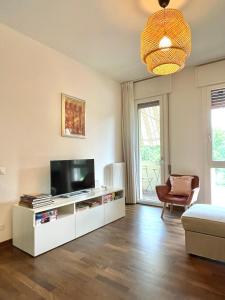 sala de estar con TV y sofá en A casa di cocco, en Padua