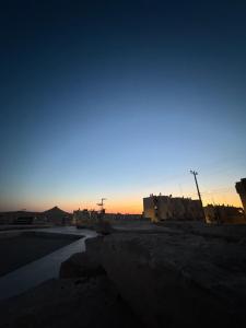 a view of the sunset from a parking lot at המצפאית in Mitzpe Ramon