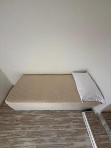 a bed in the corner of a room at La casa del cuore in Montefiascone
