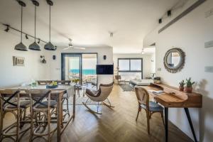 TV a/nebo společenská místnost v ubytování Serene Studio Apt w Balcony Overlooking the Sea with Shelter by Sea N' Rent