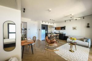 Kuchyň nebo kuchyňský kout v ubytování Serene Studio Apt w Balcony Overlooking the Sea with Shelter by Sea N' Rent + 26 fotografií