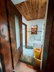 Un baño con bañera y lavabo en una habitación. en Rium Mare & Monti, en Pieve di Cadore