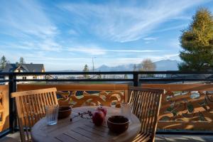a wooden table with apples on top of a balcony at Domki Tatra Loft in Ząb