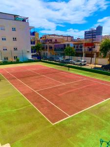 einen Tennisplatz mitten in einer Stadt in der Unterkunft Apto LUXURY BONAIRE in Puerto de Gandía + 19 Fotos