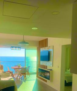 ein Wohnzimmer mit einem Esstisch und Meerblick in der Unterkunft Apto LUXURY BONAIRE in Puerto de Gandía
