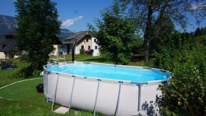 La alberca dentro o cerca de Haus Nampolach