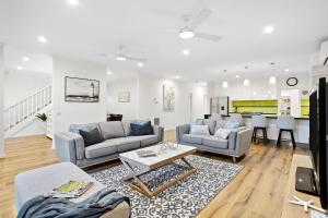 Una sala de estar con dos sofás y una mesa. en The Dromana Beach House - Stunning Views, en Dromana