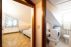 Ένα ή περισσότερα κρεβάτια σε δωμάτιο στο Quadrilocale e Mansarde Bafile241 - Adria Holiday Jesolo - FAMILY APARTMENTS +44 φωτογραφίες