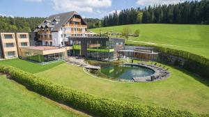 an aerial view of a large house with a swimming pool at Hotel Schwarz Alm Zwettl in Zwettl Stadt