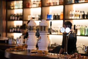 un bar con due bottiglie bianche su un bancone di Chinggis Khaan Hotel a Ulaanbaatar