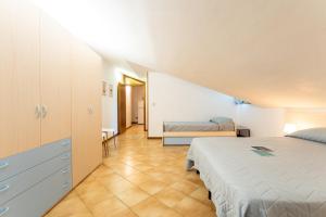 Ένα ή περισσότερα κρεβάτια σε δωμάτιο στο Quadrilocale e Mansarde Bafile241 - Adria Holiday Jesolo - FAMILY APARTMENTS