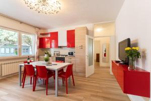 Η κουζίνα ή μικρή κουζίνα στο Quadrilocale e Mansarde Bafile241 - Adria Holiday Jesolo - FAMILY APARTMENTS