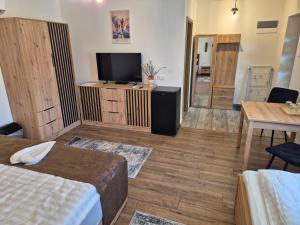TV a/nebo společenská místnost v ubytování PoroszLove Vendégház + 30 fotografií