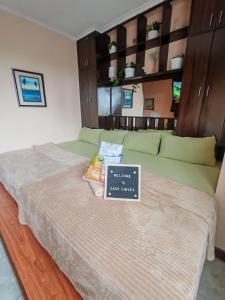 Una habitación con una cama con un cartel. en Cozy Condo in Baguio, en Baguio