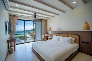 Postel nebo postele na pokoji v ubytování ENNKAI Beachfront Resort Koh Larn