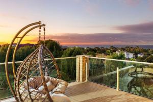 - Balcón con hamaca y columpio en Family Holiday Retreat - Pool & Bay Views, en Mount Martha